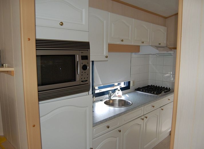 CORIMAR chalet in Ballum, Ameland met moderne buitenkant en omheind terras.