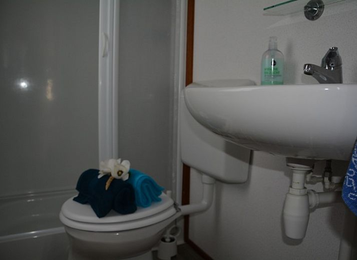 Luchtfoto van CORIMAR vakantiehuis in Ballum, Ameland met omheind terras.