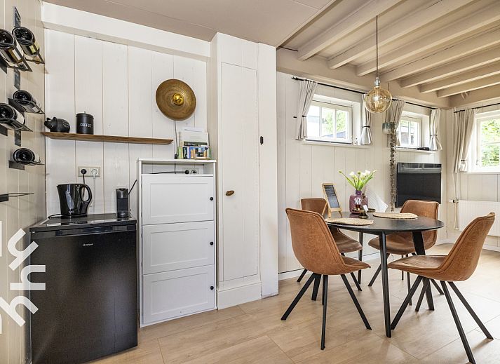 Gezellige eetruimte bij NH495 vakantiehuis in Sint-Pancras, Noord-Holland.