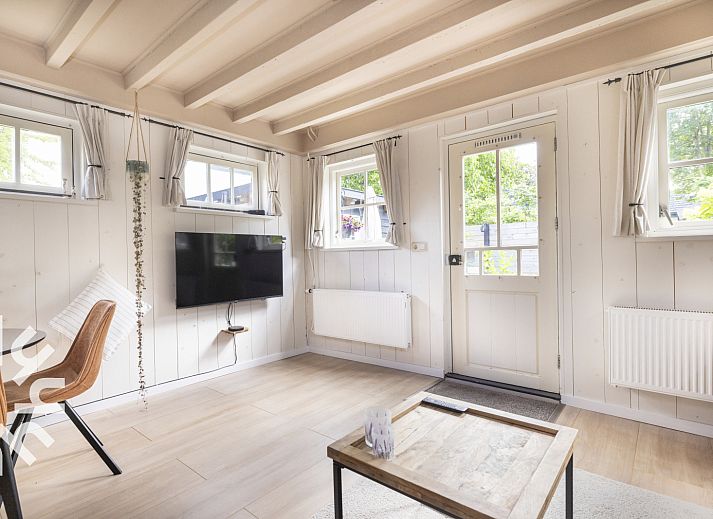 Gezellige eetruimte bij NH495 vakantiehuis in Sint-Pancras, Noord-Holland.