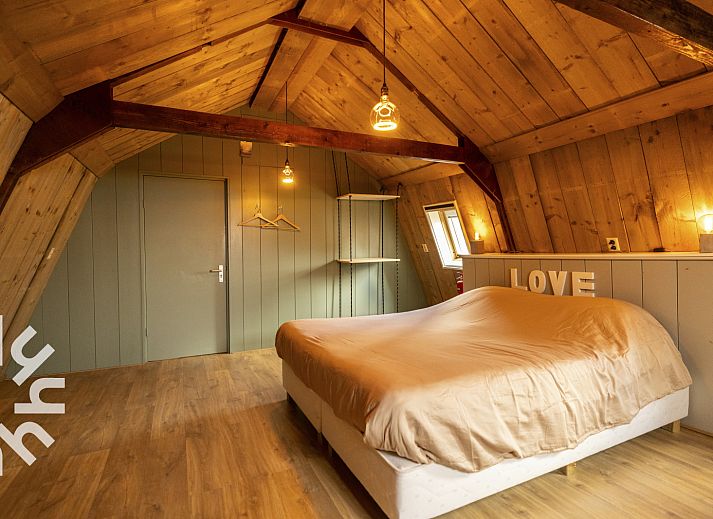 Gezellige eetruimte bij NH495 vakantiehuis in Sint-Pancras, Noord-Holland.