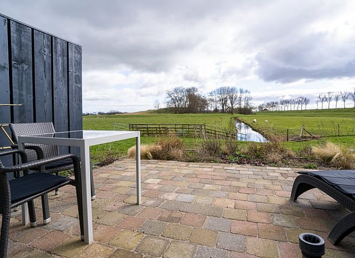 Geraeumiges Schlafzimmer im Ferienhaus in Zuidoostbeemster, Nordholland mit Blick auf gruene Felder.