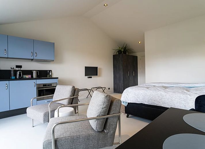 Sonnige Terrasse mit Liege im Ferienhaus in Suedost-Beemster, Nordholland Nord.