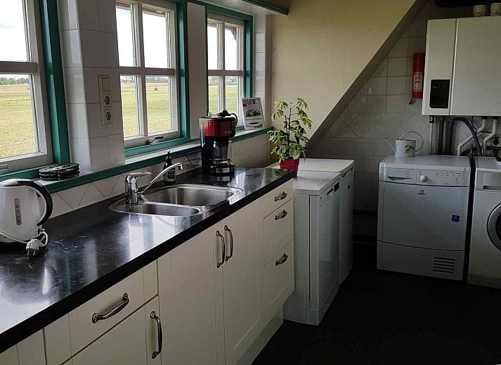 NH351 vacation home in 't Zand, North Holland with colorful tulip fields in the background.