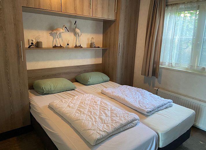 Moderne Kueche im Ferienhaus Wiringherlant in Wieringen, Nordholland, komplett mit Essecke und stilvollem Dekor.