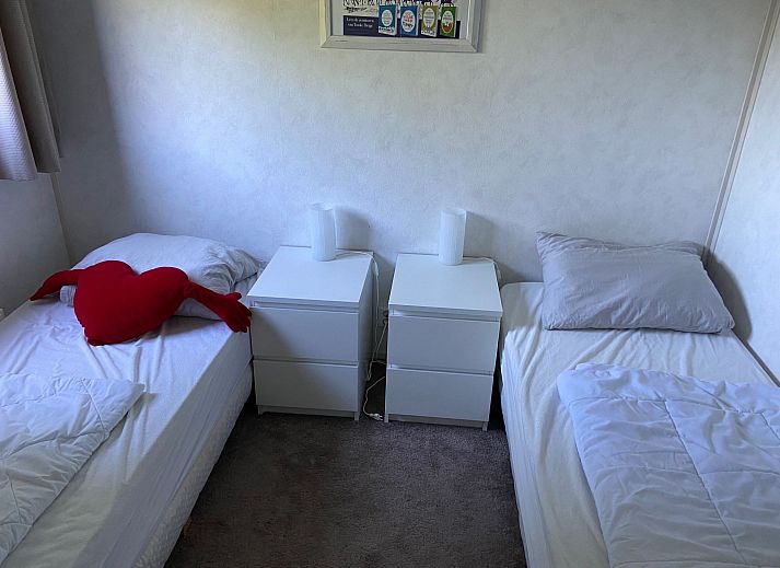 Moderne Kueche im Ferienhaus Wiringherlant in Wieringen, Nordholland, komplett mit Essecke und stilvollem Dekor.