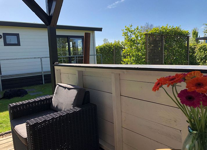 Moderne Kueche im Ferienhaus Wiringherlant in Wieringen, Nordholland, komplett mit Essecke und stilvollem Dekor.