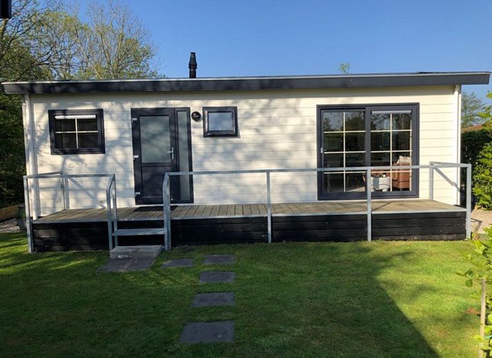 Moderne Kueche im Ferienhaus Wiringherlant in Wieringen, Nordholland, komplett mit Essecke und stilvollem Dekor.