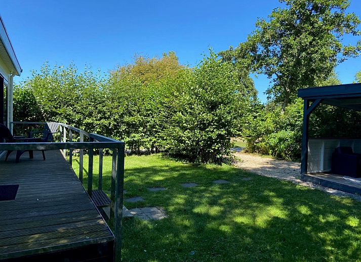 Luftaufnahme der schoenen Umgebung des Ferienhauses Wiringherlant in Wieringen, Nordholland, mit Blick auf das Meer und die gruenen Felder.