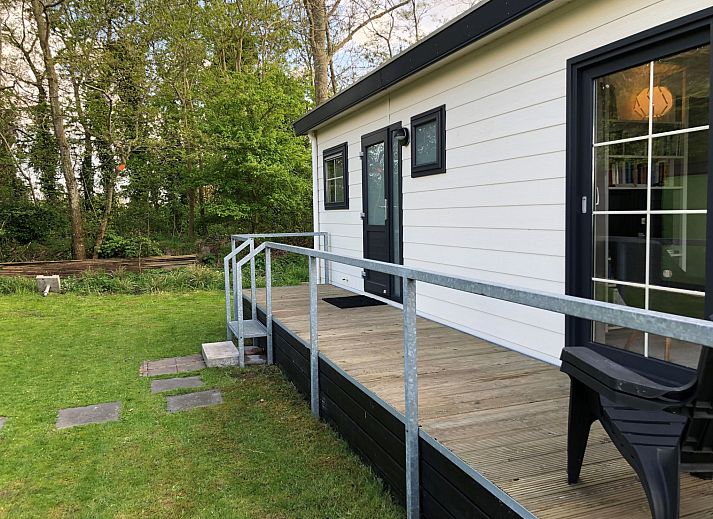 Luftaufnahme der schoenen Umgebung des Ferienhauses Wiringherlant in Wieringen, Nordholland, mit Blick auf das Meer und die gruenen Felder.