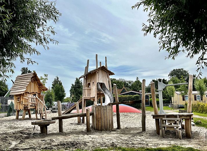 Luftaufnahme der schoenen Umgebung des Ferienhauses Wiringherlant in Wieringen, Nordholland, mit Blick auf das Meer und die gruenen Felder.