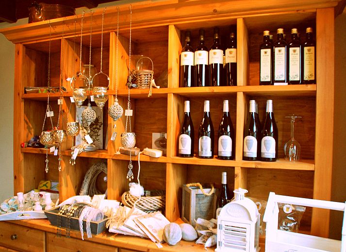 Gemuetliche Veranda im Ferienhaus Wiringherlant in Wieringen, Nordholland, ideal fuer Entspannung im Freien.