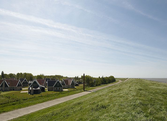 Gemuetliche Veranda im Ferienhaus Wiringherlant in Wieringen, Nordholland, ideal fuer Entspannung im Freien.