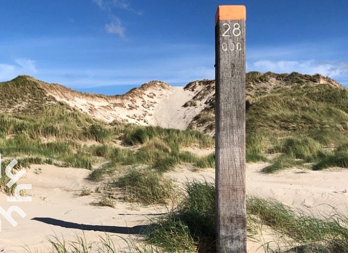 NH392 Ferienhaus in Schoorl, Nordholland mit sonnigem Garten und Terrasse.