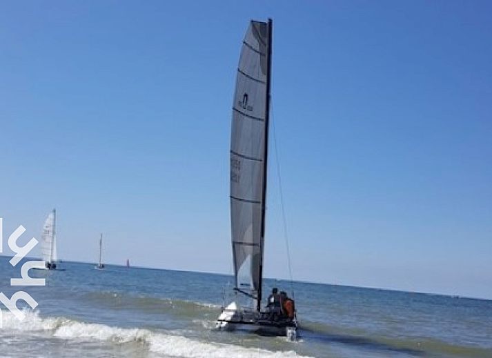 Luftaufnahme des NH392 Ferienhauses in Schoorl, Nordholland mit Terrasse.