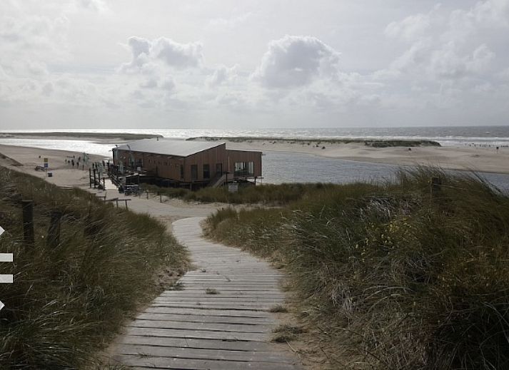 Luftaufnahme des NH392 Ferienhauses in Schoorl, Nordholland mit Terrasse.