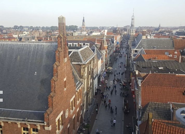 Luftaufnahme des NH392 Ferienhauses in Schoorl, Nordholland mit Terrasse.