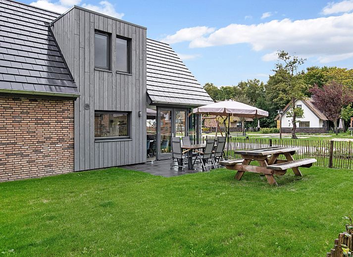 Kinderkamer met ledikant in Berger Duinen kinderwoning, Schoorl, Noord-Holland.