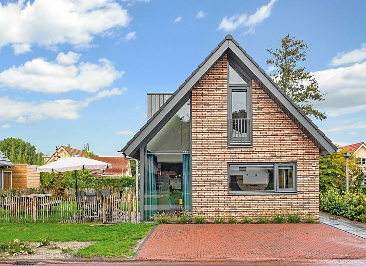 Kinderkamer met ledikant in Berger Duinen kinderwoning, Schoorl, Noord-Holland.