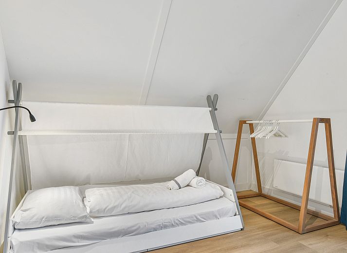 Moderne woonkamer met open keuken in Berger Duinen vakantiehuis, Schoorl.