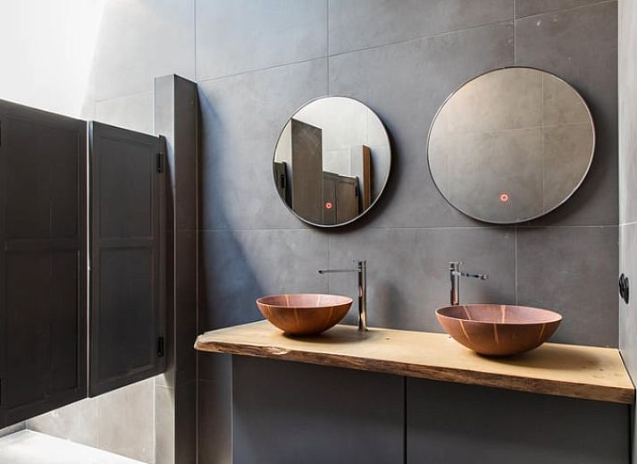 Modernes Schlafzimmer mit TV in Haus in Schoorl, Ferienhaus in Nordholland Nord, Schoorl.