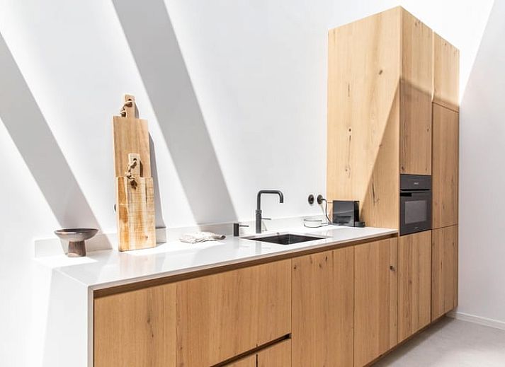 Modernes Schlafzimmer mit TV in Haus in Schoorl, Ferienhaus in Nordholland Nord, Schoorl.