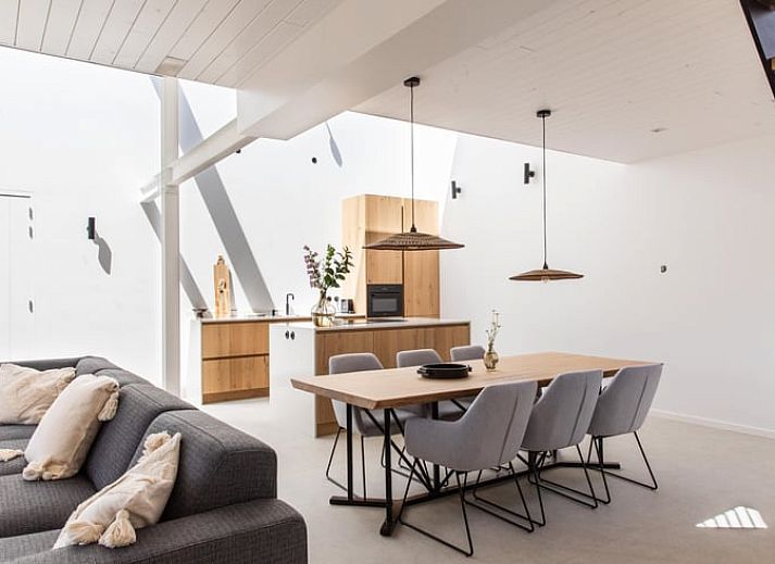 Modernes Schlafzimmer mit TV in Haus in Schoorl, Ferienhaus in Nordholland Nord, Schoorl.