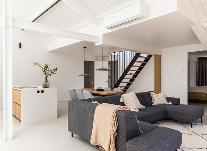 Helles Schlafzimmer mit Bad und TV in Haus in Schoorl, Ferienhaus in Schoorl, Nordholland Nord.