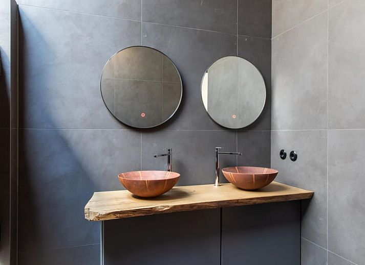 Helles Schlafzimmer mit Bad und TV in Haus in Schoorl, Ferienhaus in Schoorl, Nordholland Nord.