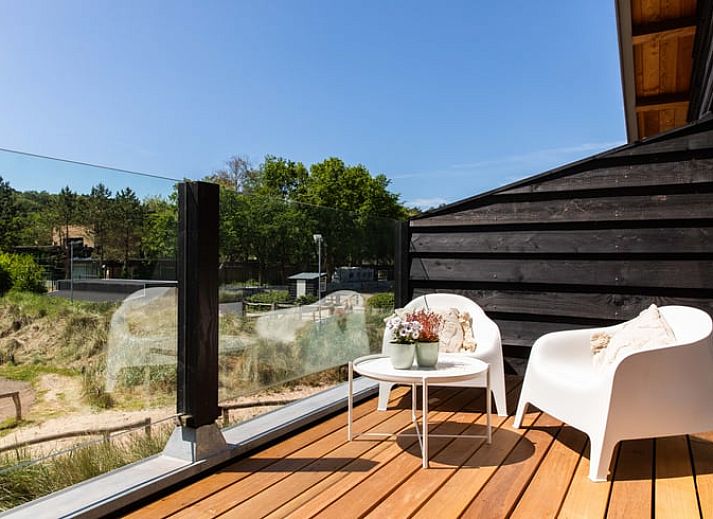 Helles Schlafzimmer mit Bad und TV in Haus in Schoorl, Ferienhaus in Schoorl, Nordholland Nord.