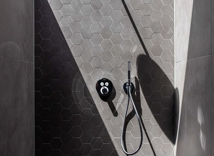 Essecke mit Holztisch in Huisje in Schoorl, einem Ferienhaus in Schoorl, Nordholland Nord.