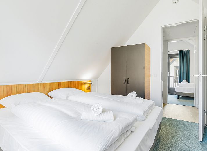 Gezellige zithoek in Berger Duinen vakantiehuis, Schoorl, Noord-Holland met uitzicht op de tuin.