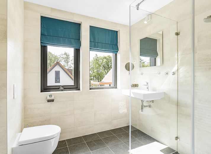 Gezellige zithoek in Berger Duinen vakantiehuis, Schoorl, Noord-Holland met uitzicht op de tuin.