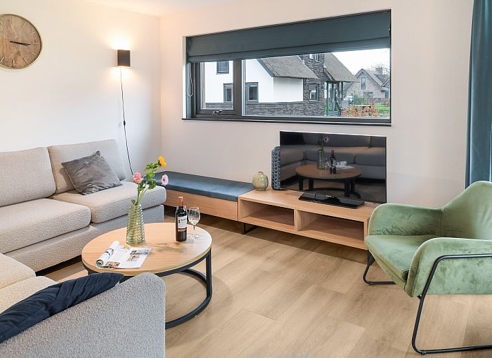 Comfortabele zithoek in Berger Duinen vakantiewoning, Schoorl, perfect voor ontspanning.