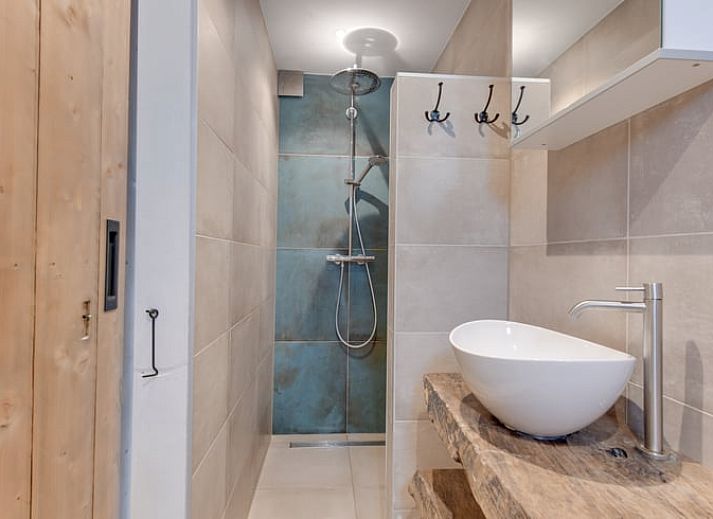 Moderne Kueche im Ferienhaus in Schoorl, Nordholland Nord, Nordholland, mit laendlichen Akzenten.