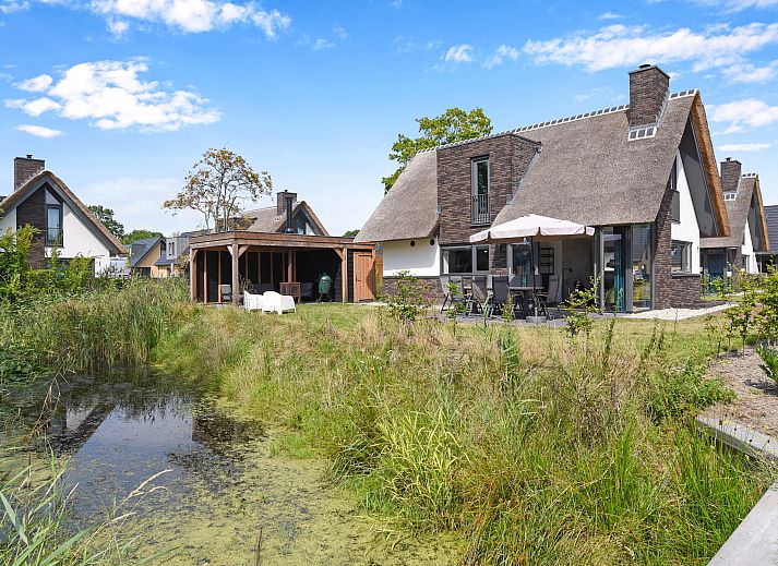 Berger Duinen Bungalow in Schoorl mit Reetdach und grossem Garten, ideal fuer 8 Personen.