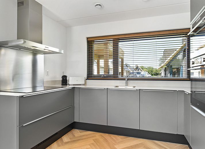 Berger Duinen Bungalow in Schoorl mit Reetdach und grossem Garten, ideal fuer 8 Personen.