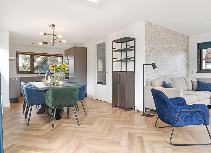 Wein und Glaeser auf dem Couchtisch im Ferienhaus Berger Duinen, Schoorl.