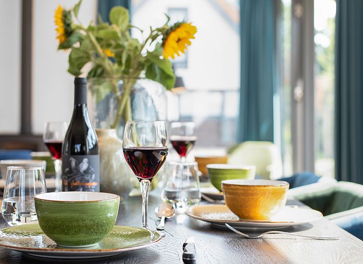 Wein und Glaeser auf dem Couchtisch im Ferienhaus Berger Duinen, Schoorl.