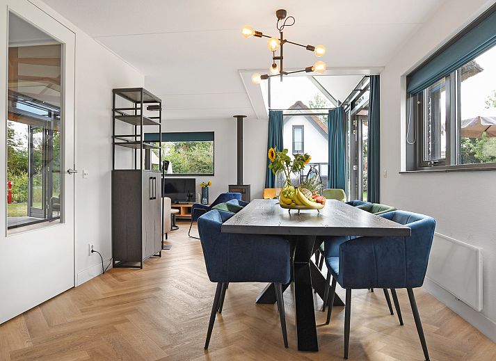 Wein und Glaeser auf dem Couchtisch im Ferienhaus Berger Duinen, Schoorl.