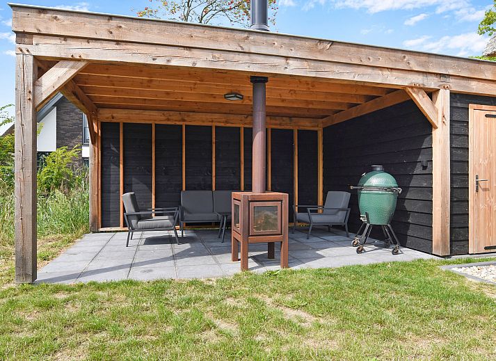 Wein und Glaeser auf dem Couchtisch im Ferienhaus Berger Duinen, Schoorl.