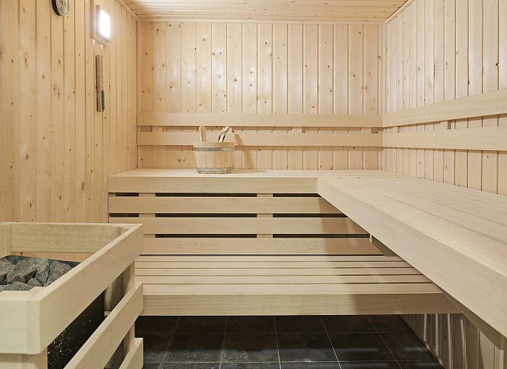 Geraeumiges, modern eingerichtetes Wohnzimmer im Bungalow Berger Duinen, Schoorl.