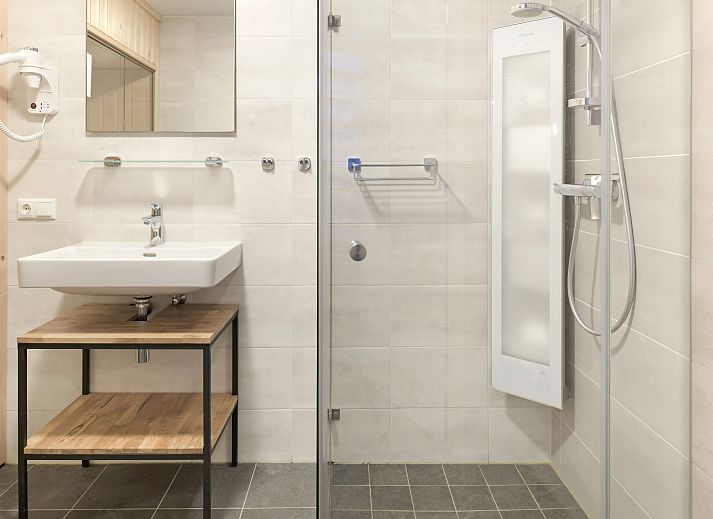 Geraeumiges, modern eingerichtetes Wohnzimmer im Bungalow Berger Duinen, Schoorl.