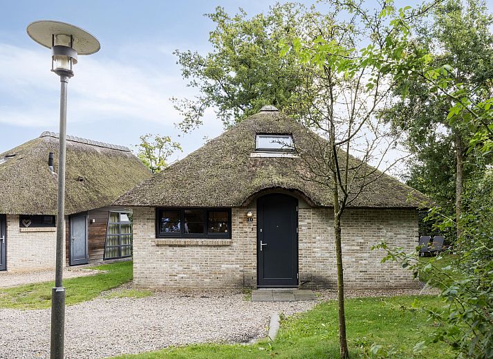 Vrijstaande woning in Schoorl met rieten dak en zonnig terras, ideaal vakantiehuis in Noord-Holland voor ontspanning in de natuur.