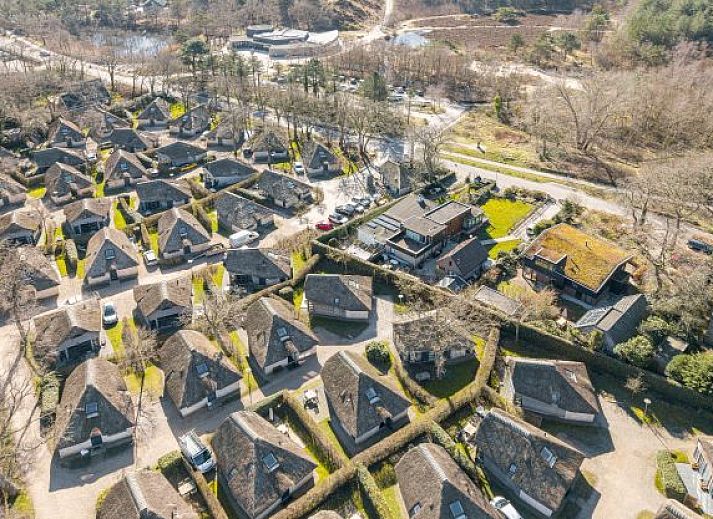 Vrijstaande woning in Schoorl met rieten dak en zonnig terras, ideaal vakantiehuis in Noord-Holland voor ontspanning in de natuur.