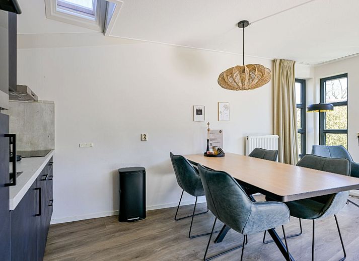 Vrijstaande woning in Schoorl, Noord-Holland, biedt een charmant vakantiehuis met rieten dak, omgeven door groene natuur en rustieke omgeving.