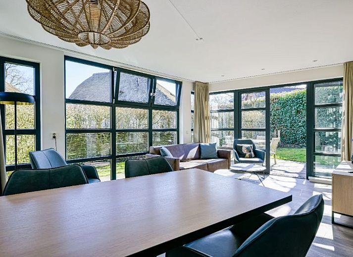 Ingang van Vrijstaande woning in Schoorl, een vakantiehuis in Noord-Holland, omgeven door groene natuur en rustieke charme.