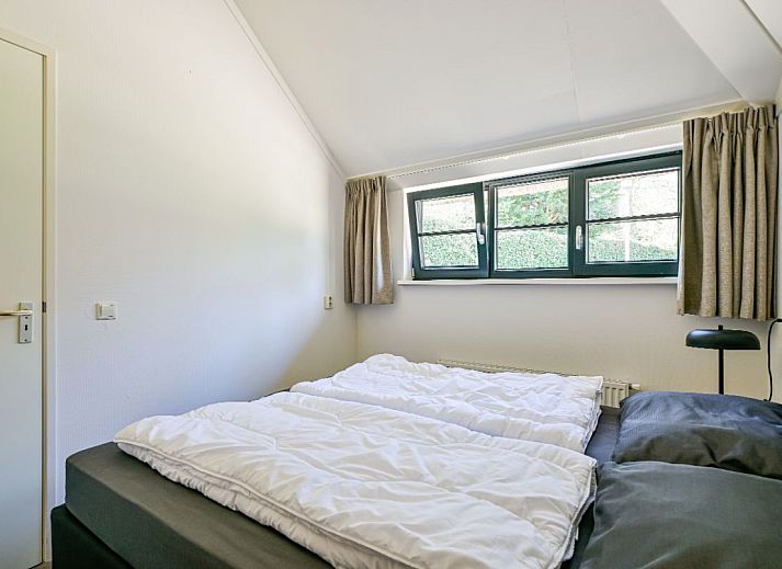 Ingang van Vrijstaande woning in Schoorl, een vakantiehuis in Noord-Holland, omgeven door groene natuur en rustieke charme.