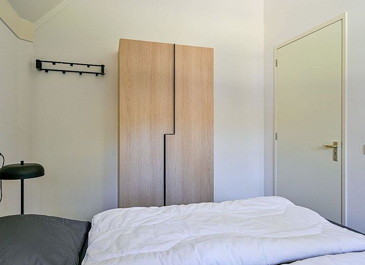 Ingang van Vrijstaande woning in Schoorl, een vakantiehuis in Noord-Holland, omgeven door groene natuur en rustieke charme.