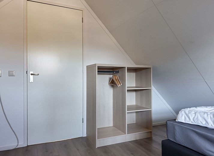 Luchtfoto van de Vrijstaande woning in Schoorl, een vakantiehuis in Noord-Holland, omringd door natuur en rustieke omgeving.